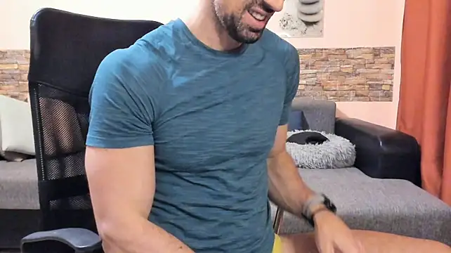 צ'אט XXX בשידור חי של HotHunkTrainer