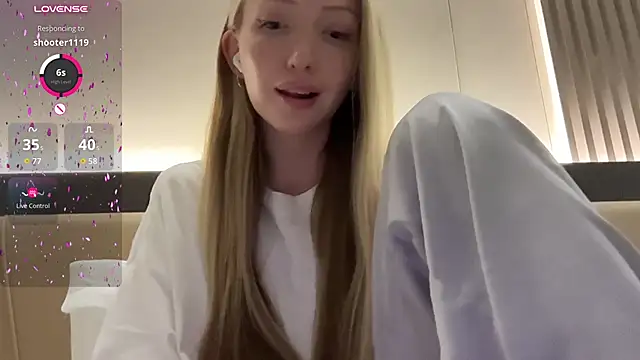 Awwwrora's Live XXX Chat