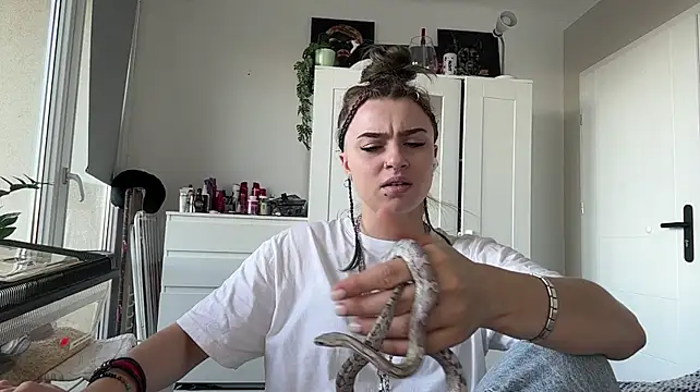 DaciaBones' Live XXX Chat