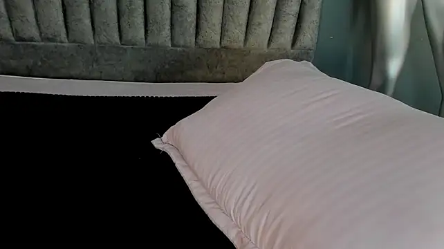 Charlie___Musk's Live XXX Chat