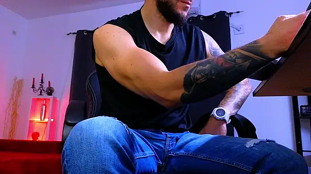 MightyAaron66's Live XXX Chat
