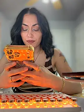 YourQueen18 Adlı Modelin Canlı XXX Sohbeti