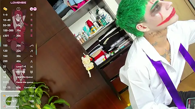 צ'אט XXX בשידור חי של lukasstrong_