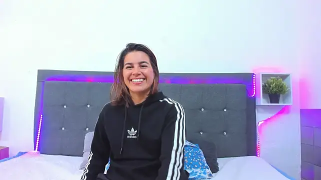 Amaraluxee Adlı Modelin Canlı XXX Sohbeti