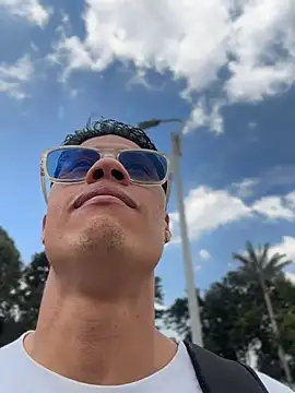 צ'אט XXX בשידור חי של TavoHot_