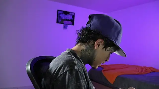 trieone élő XXX-chatje