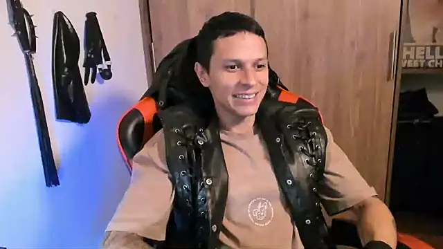 צ'אט XXX בשידור חי של Masterdave7