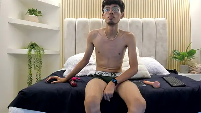 Ethan_Kay Show in webcam
