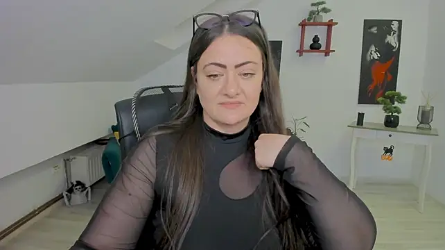 MistressDarrah Adlı Modelin Canlı XXX Sohbeti