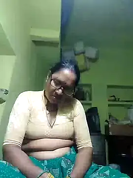 HotLoomaraj29's Live XXX Chat