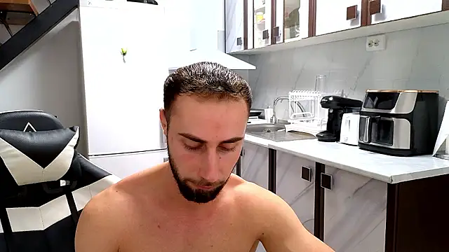 צ'אט XXX בשידור חי של RyanStorm_