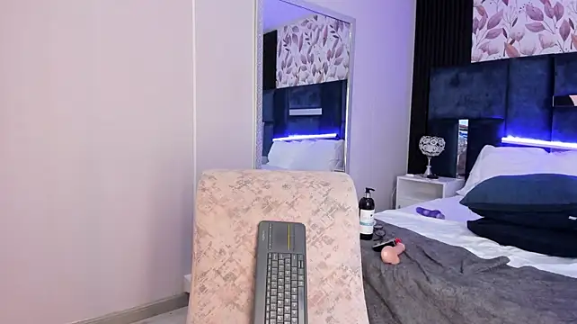 ParisRose_ Adlı Modelin Canlı XXX Sohbeti