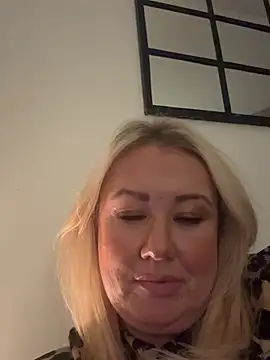 Chat +18 de Lush-LunaXXX ao vivo