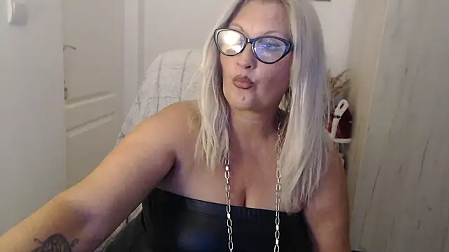 Chat XXX en directo de Divineblond