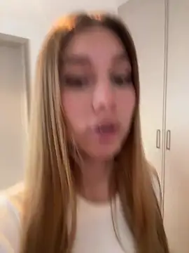 Nikii__ Adlı Modelin Canlı XXX Sohbeti