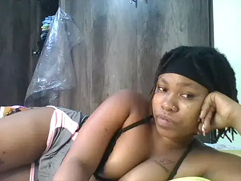 Juicyy_afriq élő XXX-chatje