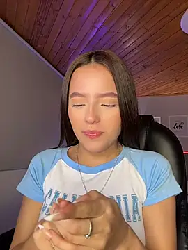 Sofia18_pinkk's Live XXX Chat