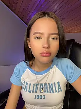 Sofia18_pinkk élő XXX-chatje
