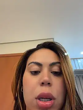 LariiHotWife Adlı Modelin Canlı XXX Sohbeti