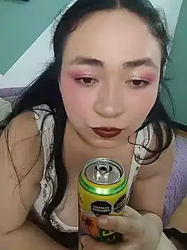 Liaroselle élő XXX-chatje