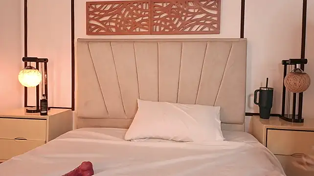 Nina_Hilton élő XXX-chatje