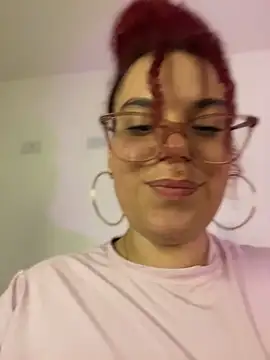 צ'אט XXX בשידור חי של Leyah__