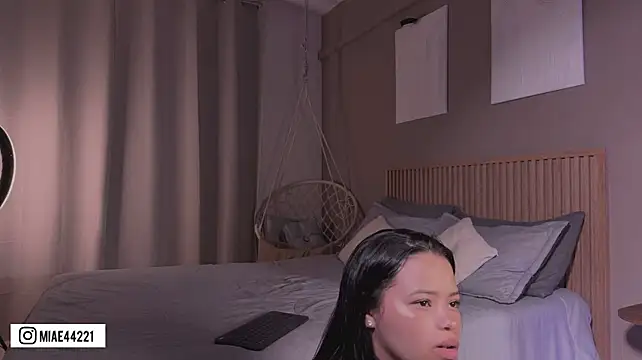 Little_Emma_11 – Naživo XXX chat