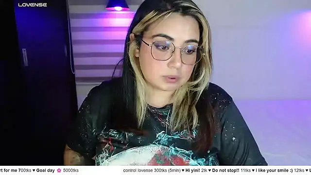 yini_angel élő XXX-chatje