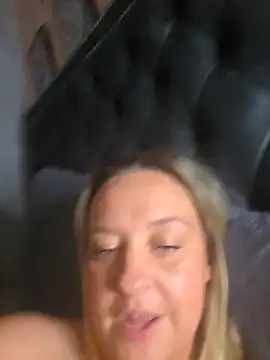 TattoedTease-xx élő XXX-chatje