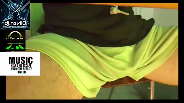 RevilO1180 Webcam show