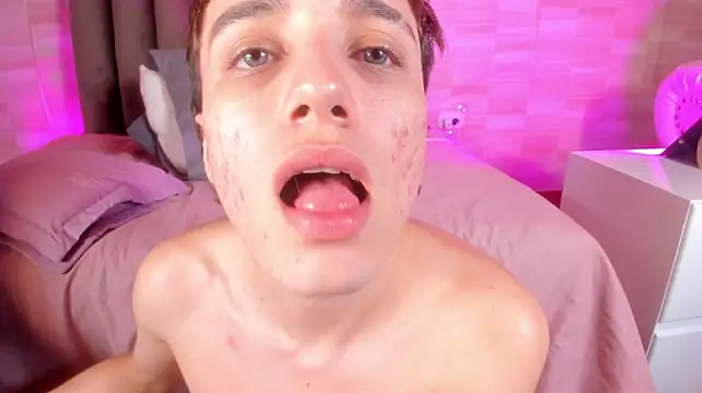 Isaac_Grey Adlı Modelin Canlı XXX Sohbeti