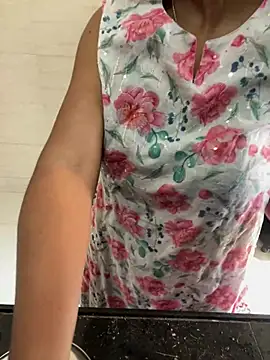 LoveJourney Adlı Modelin Canlı XXX Sohbeti
