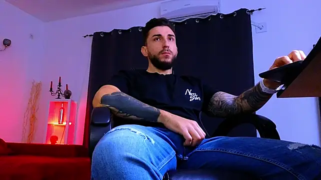 MightyAaron66's Live XXX Chat