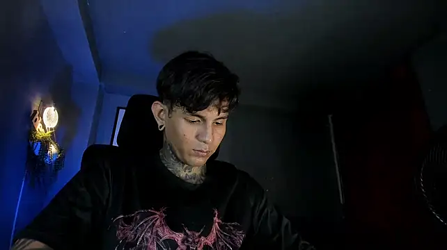 Czat XXX na żywo – Travisttanner28