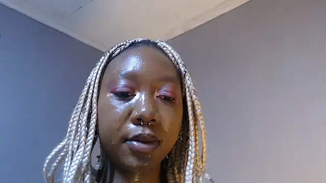 SpicyMackenzie22's Live XXX Chat