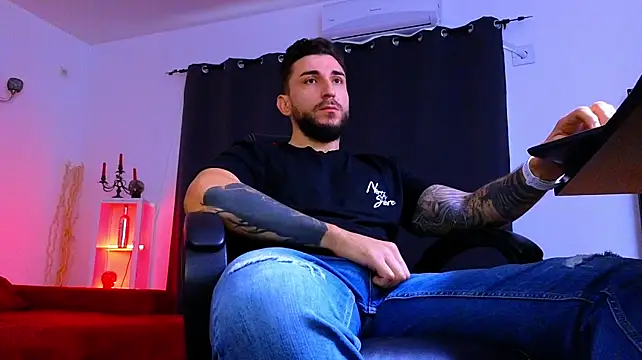 MightyAaron66's Live XXX Chat