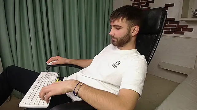 KyloEast XXX чат на живо