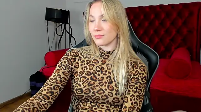 ElaraVoltage's Live XXX Chat
