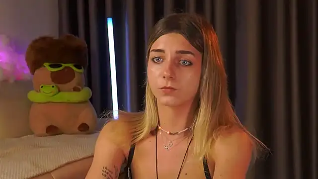 MilaMilkEyes' Live XXX Chat