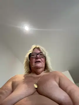 MoistCurveyChanel's Live XXX Chat
