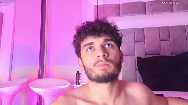 צ'אט XXX בשידור חי של LucasThomson_