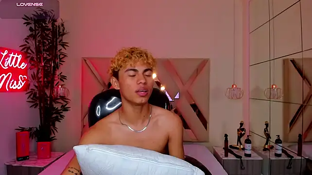 Anyelo_Twinkn Live XXX chat