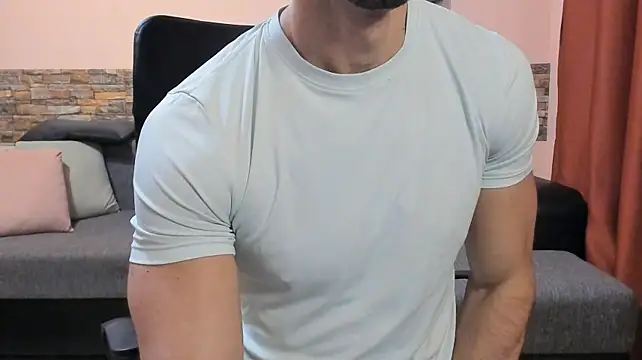 צ'אט XXX בשידור חי של HotHunkTrainer