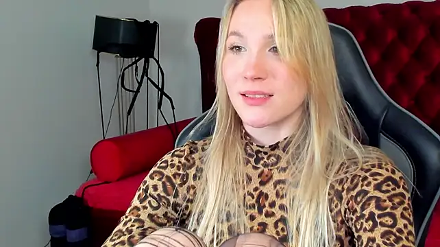 ElaraVoltage's Live XXX Chat