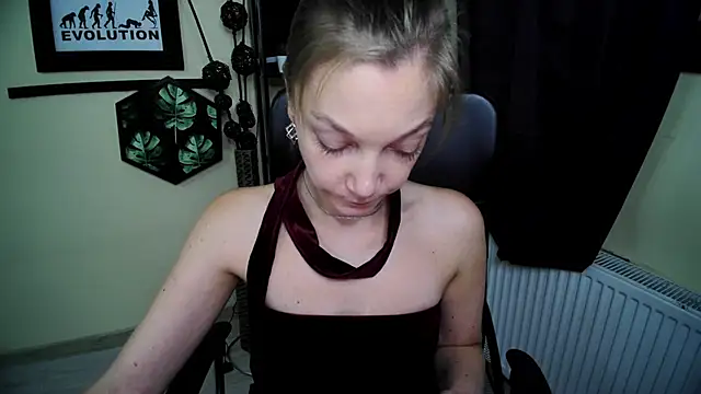 EmillyPlay Adlı Modelin Canlı XXX Sohbeti