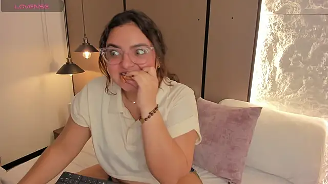 lilly_ass_'s Live XXX Chat