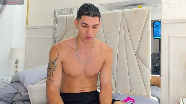 צ'אט XXX בשידור חי של Adrien_Monteiro
