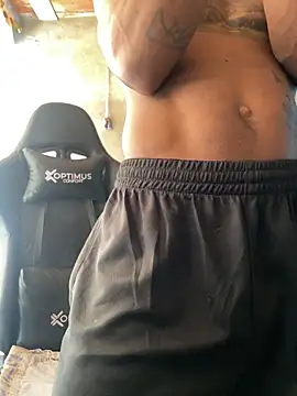 Larry-n-clouds live XXX chat