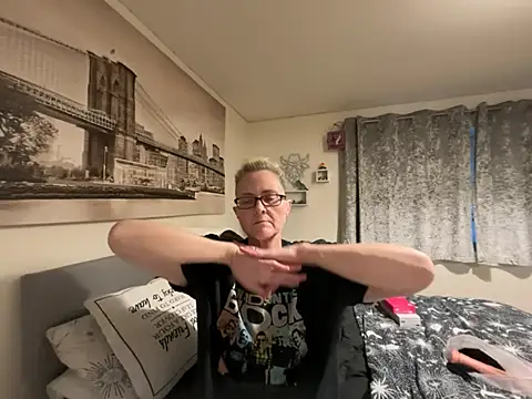Curvy-Jinx Live XXX Chat