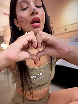 Luna__rose___ Adlı Modelin Canlı XXX Sohbeti